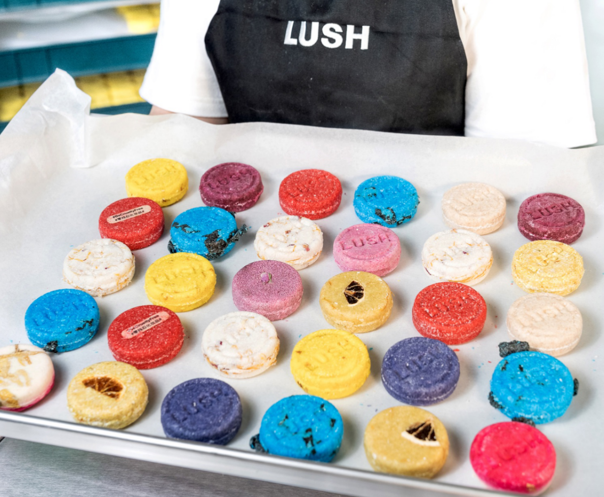 无塑 7 月邀你一起 “ 裸装 ” 上阵！ LUSH 洗发皂自 2005 年起节省 1.25 亿个塑料瓶
