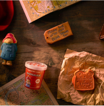 两大英国经典相遇！  LUSH 与 帕丁顿熊 携手带来温暖善良的英式沐浴时光