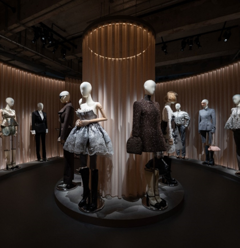 McQueen: 表象之下 “McQueen: 表象之下” 沉浸式展览于上海揭幕